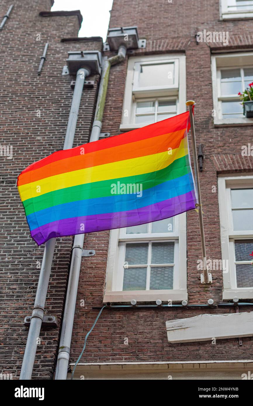 Rainbow orgoglio tricolore in edificio di Amsterdam Foto Stock Rainbow orgoglio tricolore in edificio di Amsterdam Foto Stock