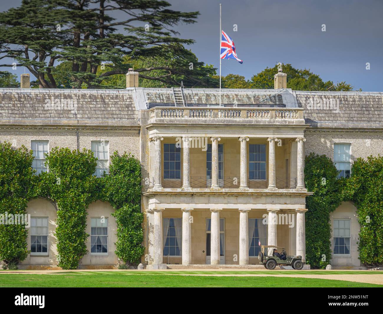 Casa Goodwood, con il jack di Unione a mezzo albero, Sussex occidentale, regno unito 2022 Foto Stock