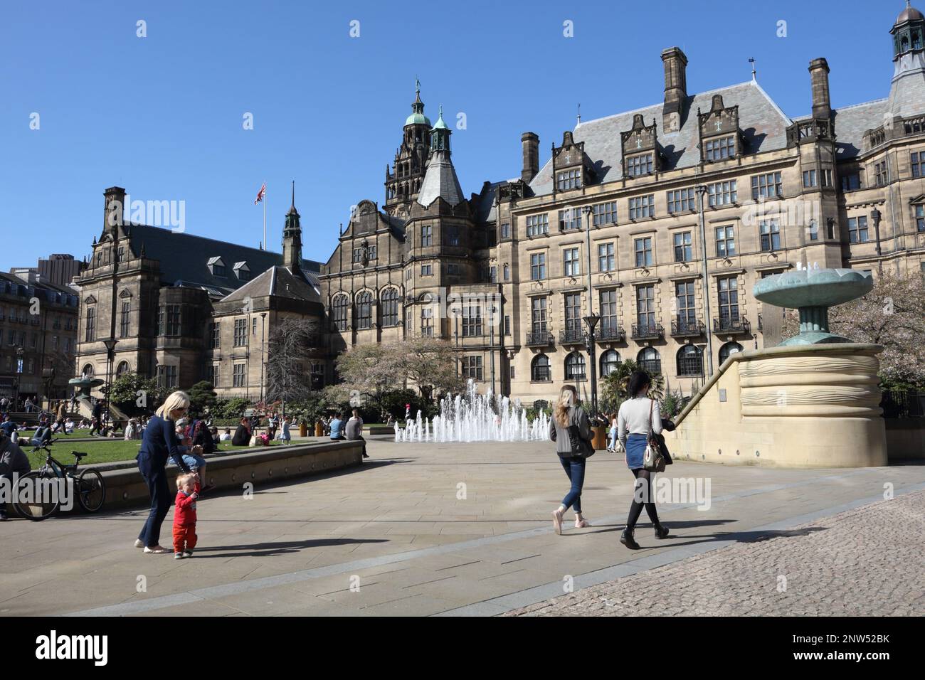 Peace Gardens, Municipio, centro di Sheffield, Regno Unito, persone all'aperto Foto Stock