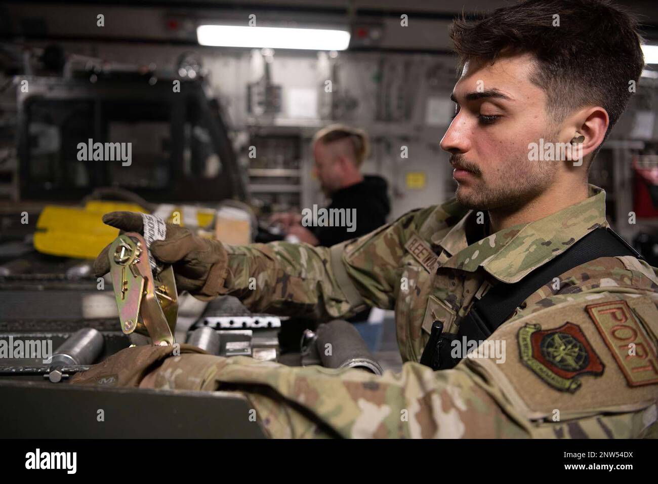 STATI UNITI Air Force Airman 1st Class Fletcher Fleetwood, specialista della rampa di 60th Aerial Port Squadron, collega il carico a un caricatore 60K presso la base dell'aeronautica militare Travis, California, 11 febbraio 2023. Il 60th APS ha inviato un 60K-Loader e 11 Airmen per fornire sostegno umanitario al paese di Turkiye dopo che la regione è stata colpita da un terremoto di magnitudo 7,8. Foto Stock