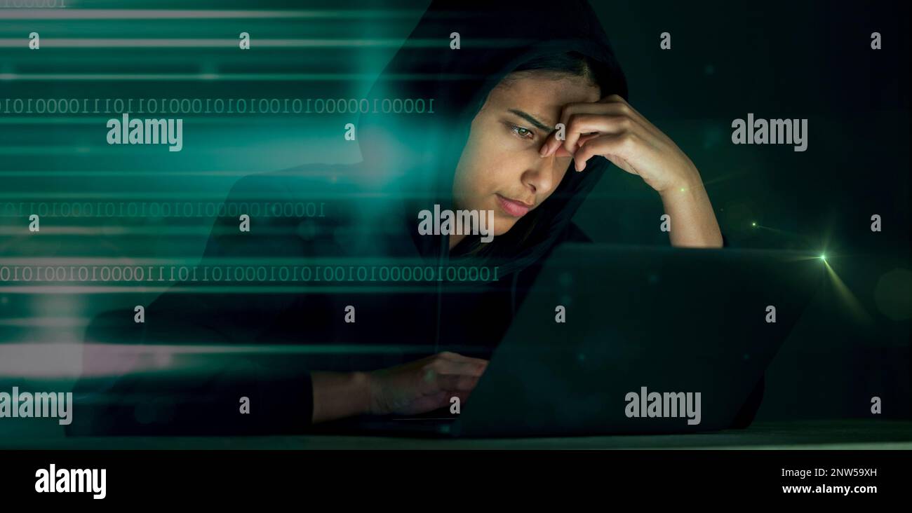 Donna indiana, hacker e codice glitch sovrapposizione di problemi di cybersicurezza con grafica di codifica. Programmatore, criminale e finanziario software hack con un Foto Stock