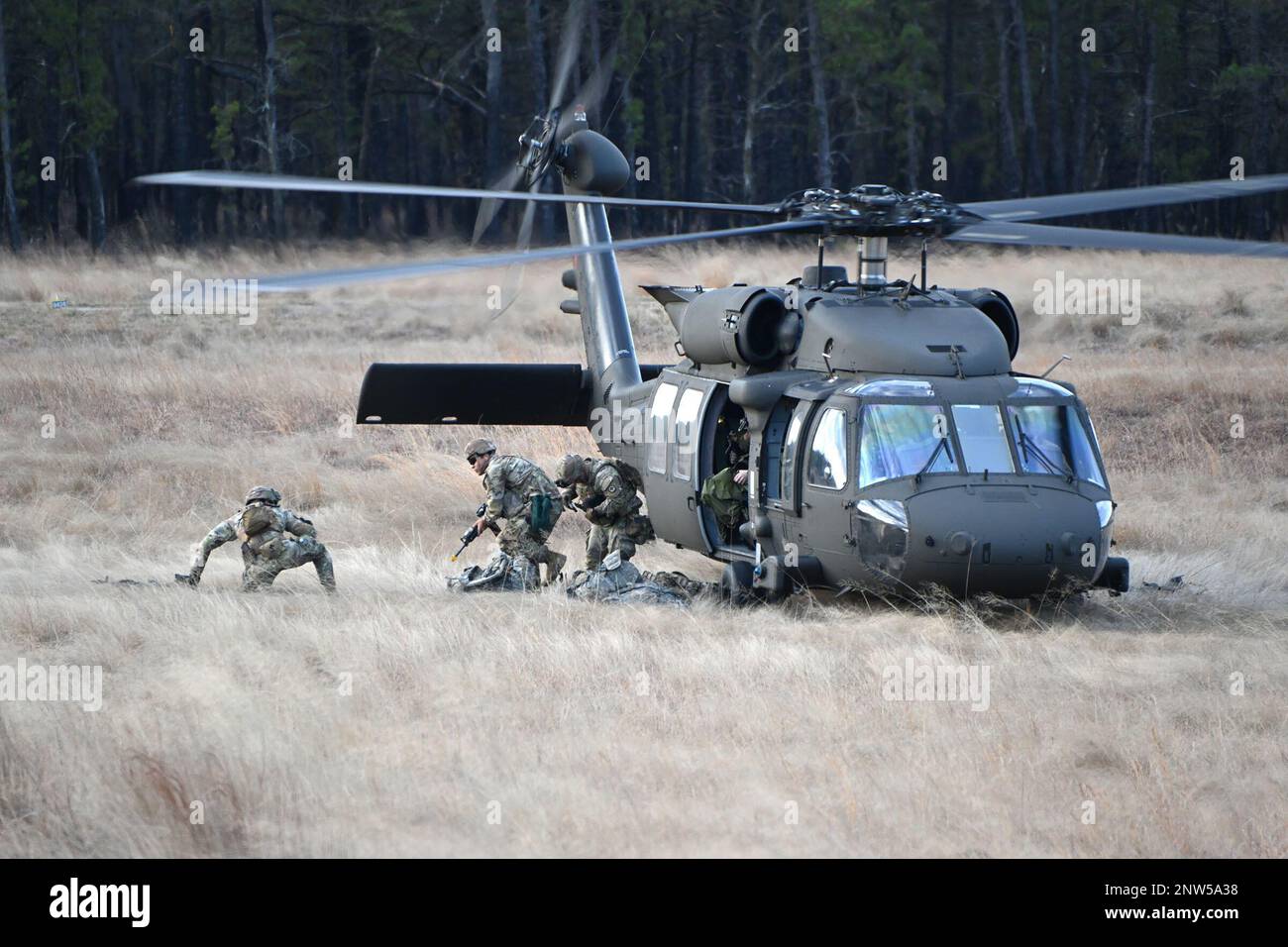 Soldati con la Guardia Nazionale dell'Esercito del New Jersey, 1st battaglione, 114th Fanteria, conducono un addestramento d'assalto aereo sulla base militare McGuire-Dix-Lakehurst, in uscita sulla Range 61. (Immagini fornite dagli Stati Uniti Centro di supporto per la formazione ASA Fort Dix (TSC) / Dan Amburg) Foto Stock