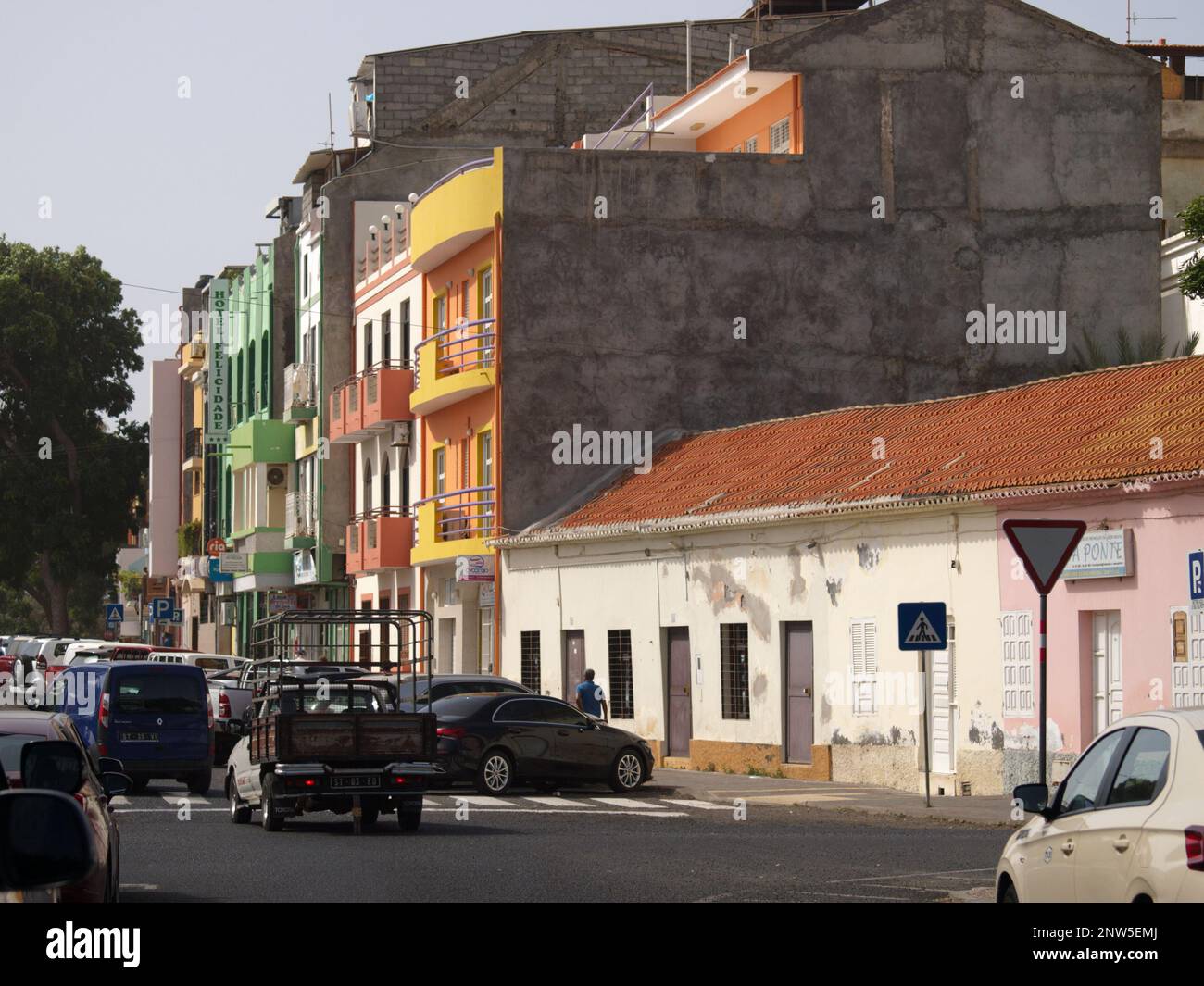 Una scala per navi da crociera di sera con illuminazione sottile. Foto Stock