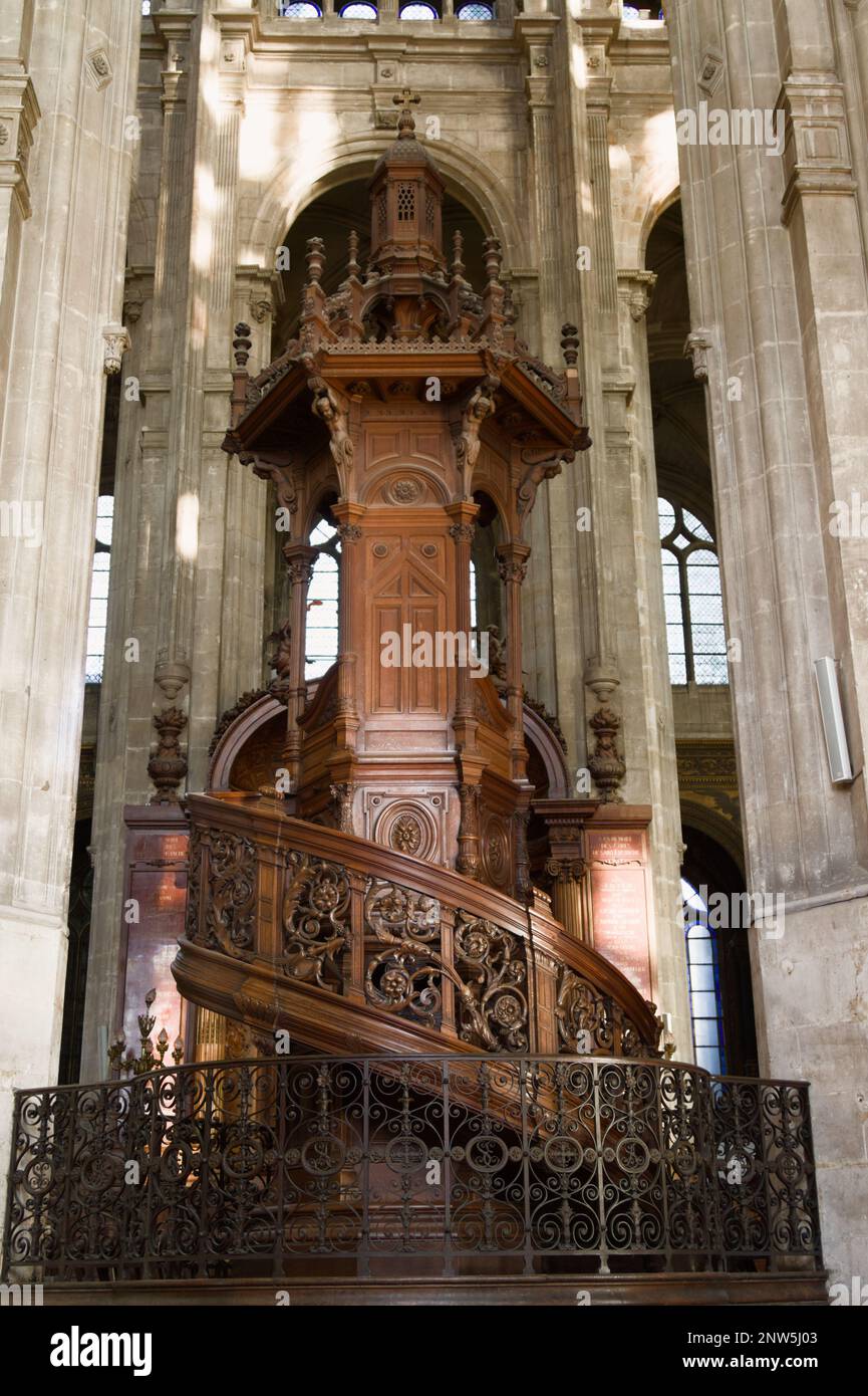 Il pulpito decorativo in legno intagliato, Chiesa di Saint Eustache, Parigi Francia Foto Stock