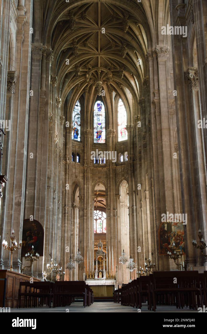 La navata, coro e tetto a volta con Keystone della Chiesa di Saint Eustache, Parigi Francia Foto Stock
