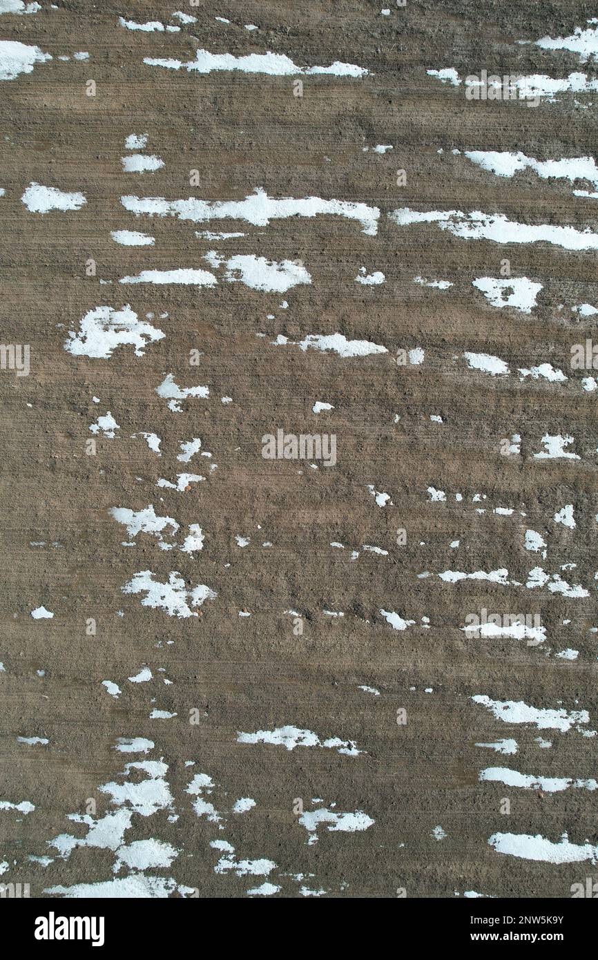 Texture del campo di terra marrone con neve patch vista aerea drone Foto Stock