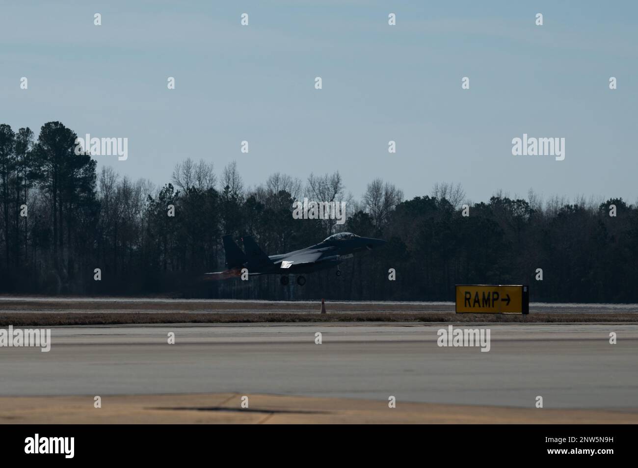 Una F-15E Strike Eagle assegnata alla 4th Fighter Wing decade alla base dell'aeronautica militare Seymour Johnson, North Carolina, 7 febbraio 2023. Il 4th FW ospita 94 aerei Strike Eagle assegnati a due squadroni operativi e due da combattimento. Foto Stock