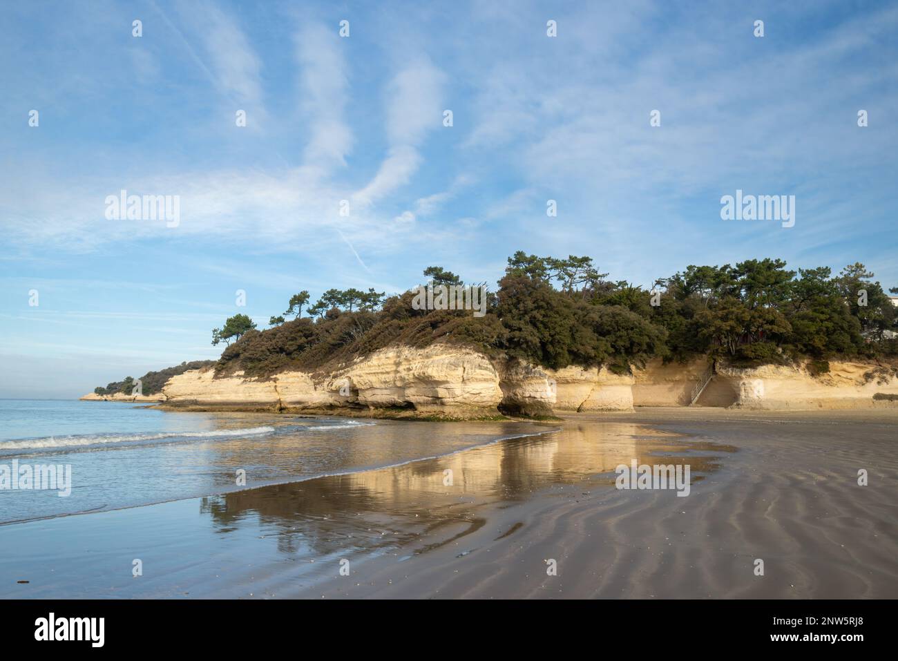 Costa rocciosa e spiaggia sabbiosa sulla costa atlantica occidentale Francia in Charente Maritime a Meschers sur Gironde Foto Stock