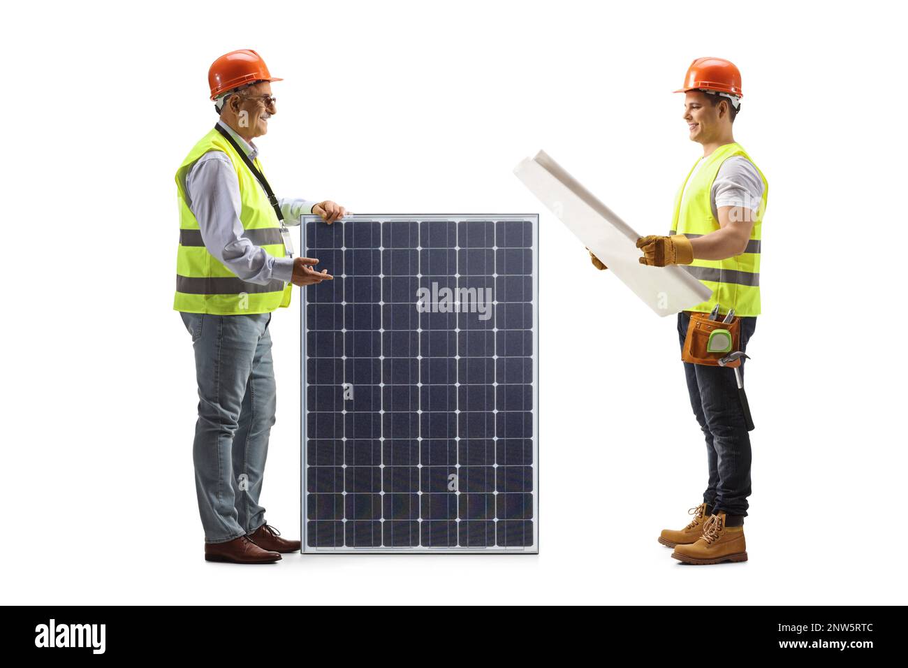 Ingegneri che guardano un progetto e si trovano accanto a un pannello solare isolato su sfondo bianco Foto Stock