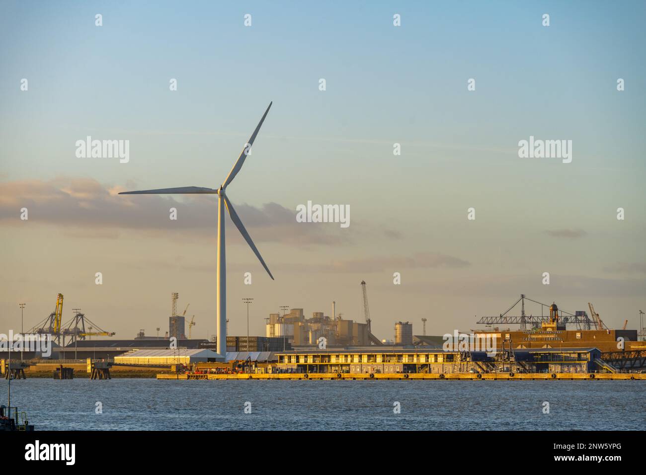 Turbina eolica sul molo di Tilbury dal lungomare di Gravesend Kent Foto Stock