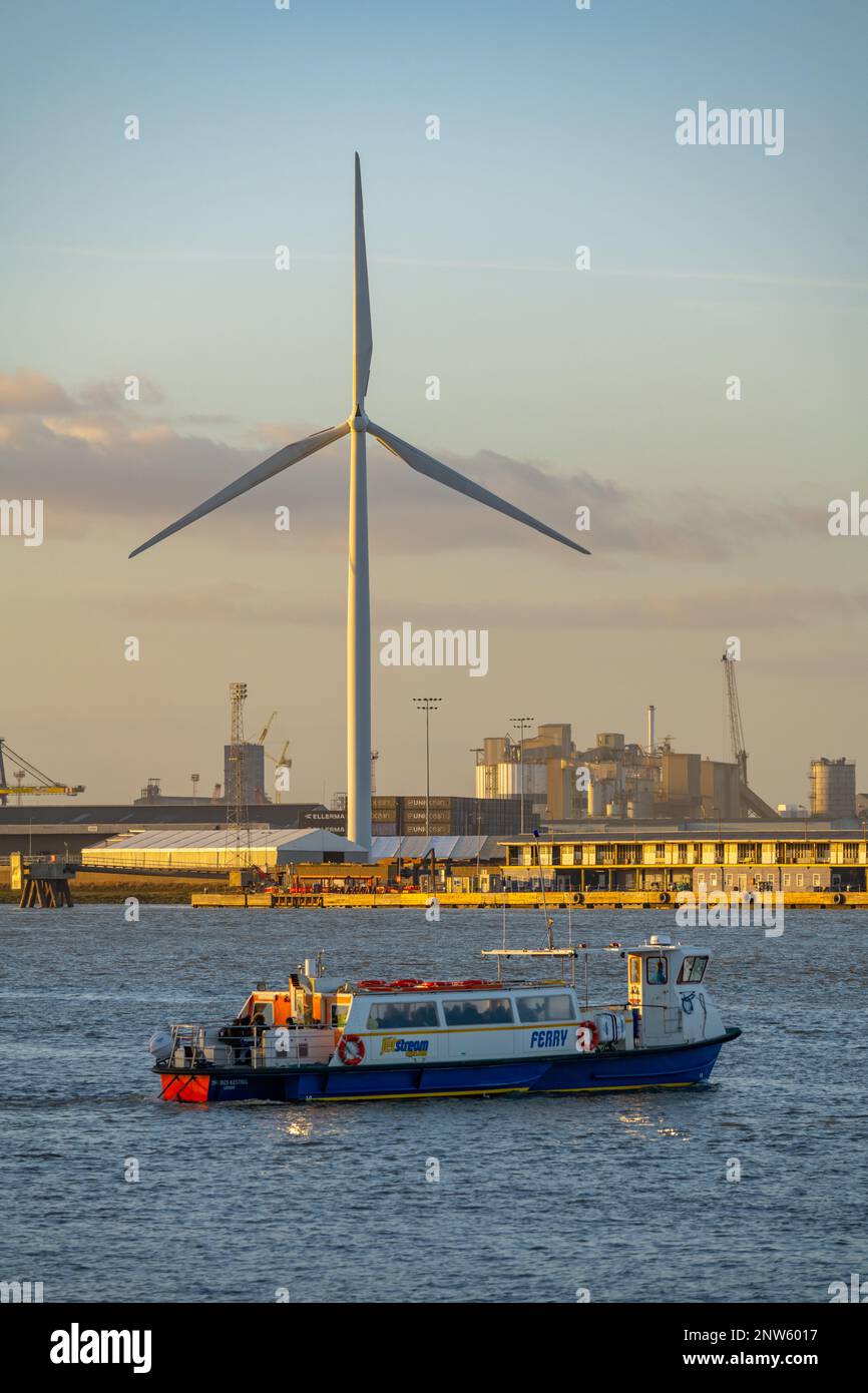 Turbine eoliche sui moli di Tilbury e il traghetto di Tilbury in primo piano dal lungomare di Gravesend Kent Foto Stock