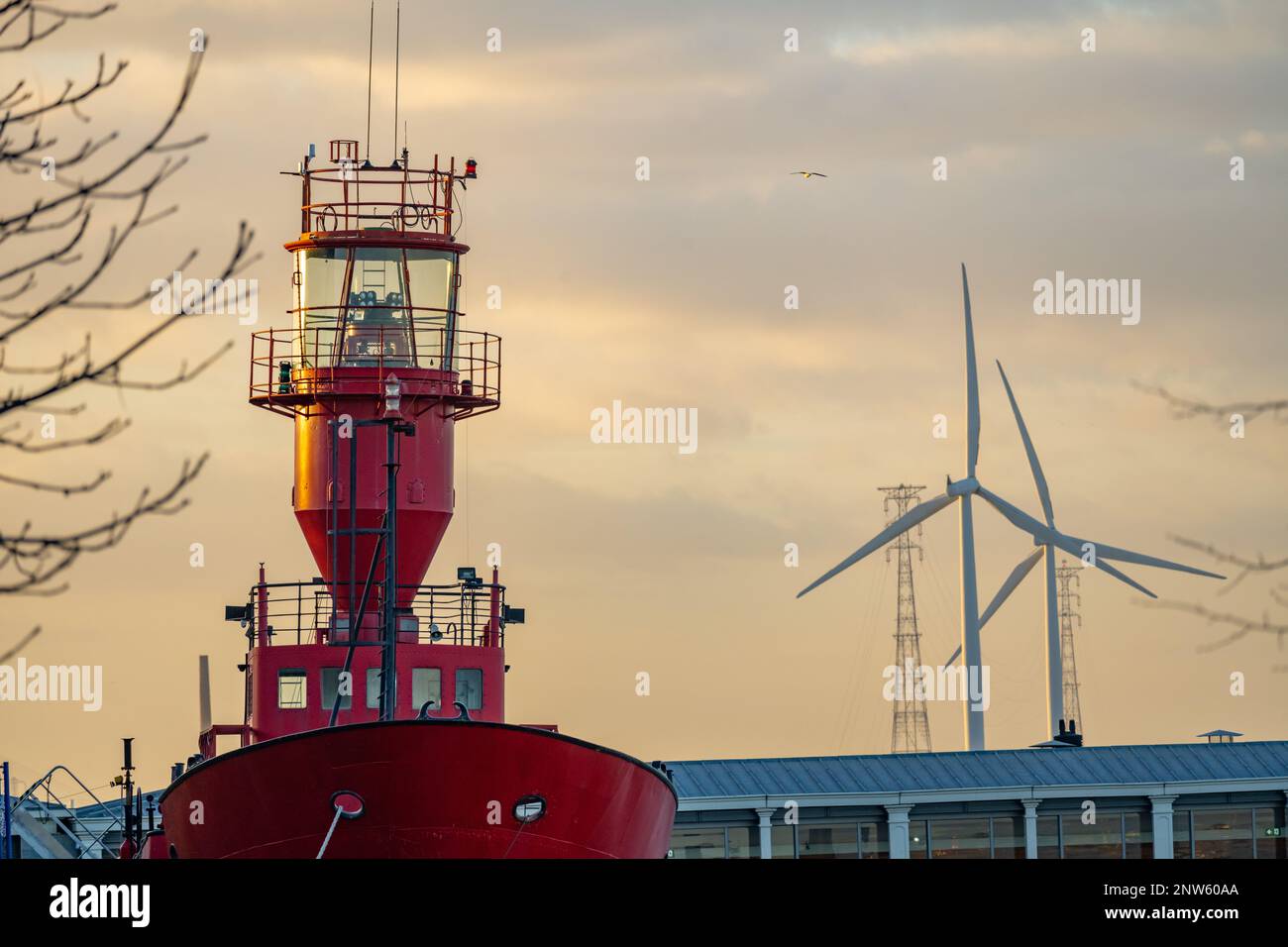 Lightship LV21 e le turbine eoliche su tilbury attraccano da Gravesend Kent Foto Stock