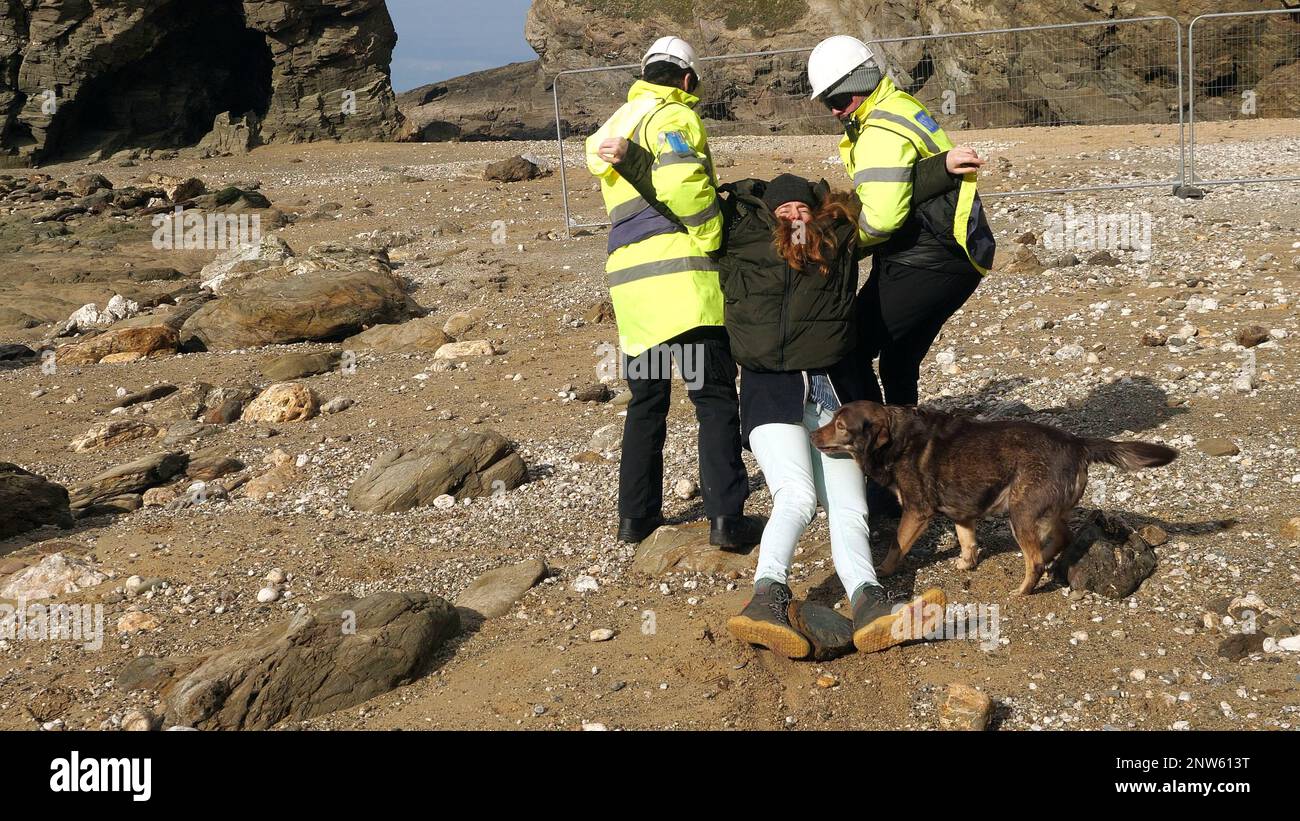 Beach protester trascinato dalla sicurezza sulla Cornish Beach UK Foto Stock