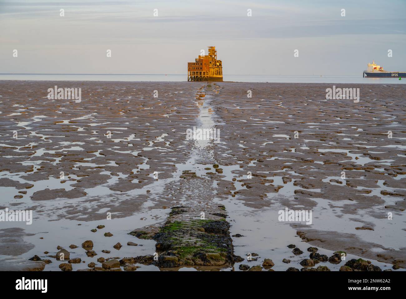 Forte di grano tra l'isola di grano e Sheerness sulla Medway. Con mudflat in primo piano al tramonto. Foto Stock