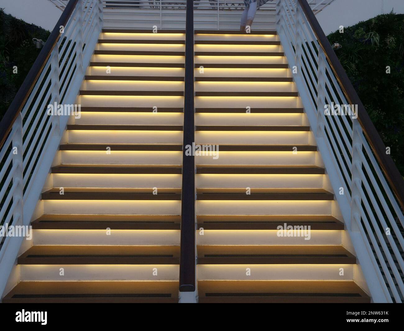 Una scala per navi da crociera di sera con illuminazione sottile. Foto Stock