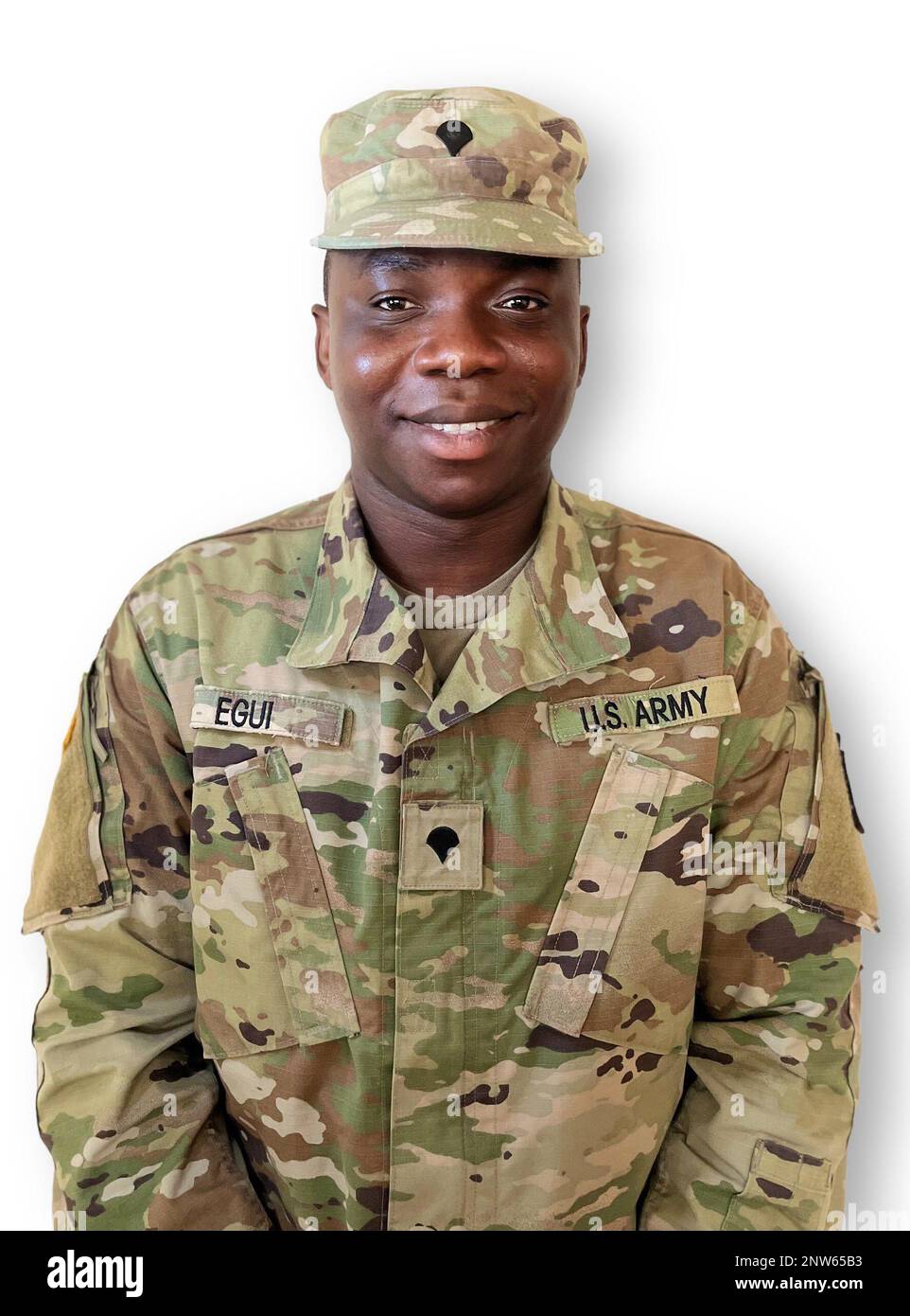 STATI UNITI Kossi Egui con sede centrale e sede centrale, 213th Regional Support Group, Pennsylvania National Guard, è venuto negli Stati Uniti dalla Repubblica Togolese in Africa occidentale nel 2017 attraverso un programma chiamato Stati Uniti Diversity Visa Lottery e si è Unito all'esercito degli Stati Uniti come operatore di trasporto a motore nel 2019. Divenne cittadino statunitense naturalizzato nel 2020 e utilizzò le sue competenze acquisite nella Guardia Nazionale per ottenere la patente di guida commerciale e diventare un camionista civile. Foto Stock