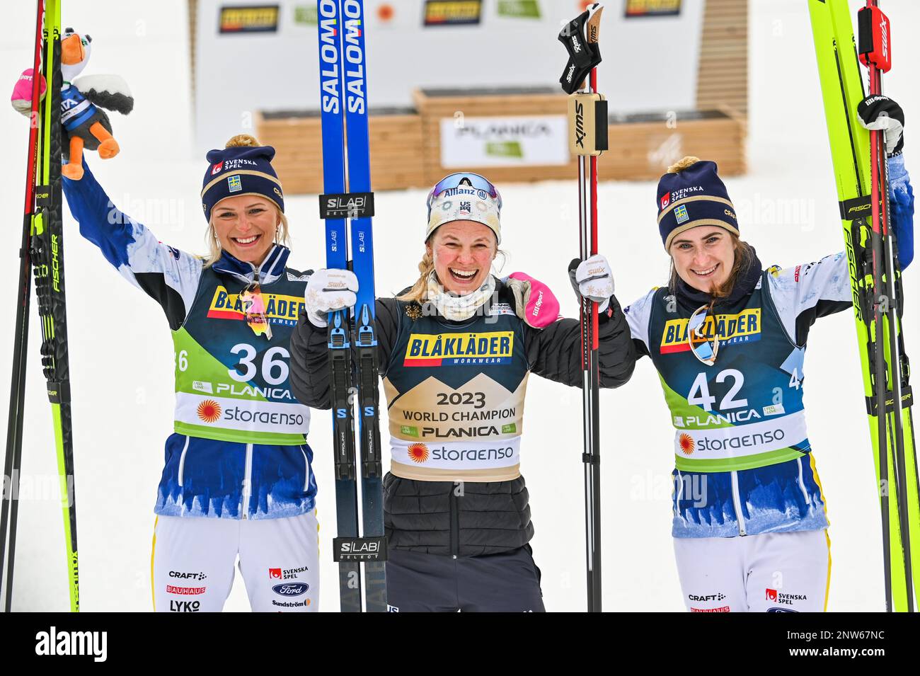 Planica, Slovenia. 28th Feb, 2023. Medaglia nella gara femminile di freestyle 10-K ai Campionati mondiali di sci nordico FIS 2023 di Planica, Slovenia. Sinistra , Frida Karlsson, terzo posto; centro, Jessie Diggins (USA), Primo posto; a destra, Ebba Andersson, secondo posto, entrambi Svezia. John Lazenby/Alamy News dal vivo Foto Stock