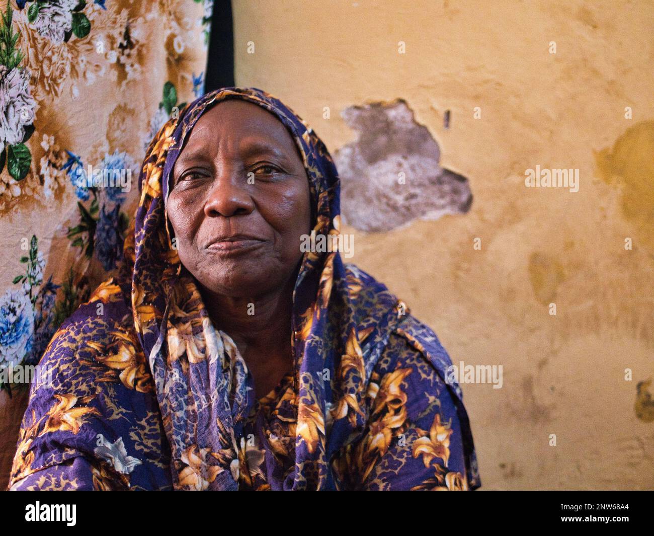 Un ritratto di vecchia donna africana che guarda la fotocamera Foto Stock