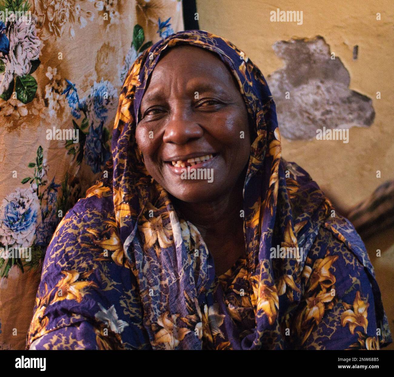 Un ritratto di vecchia donna africana che guarda la fotocamera Foto Stock