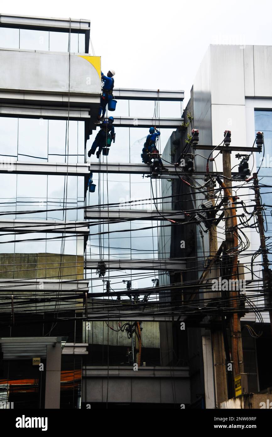 Alcuni addetti alla pulizia di edifici ad alto rischio Foto Stock