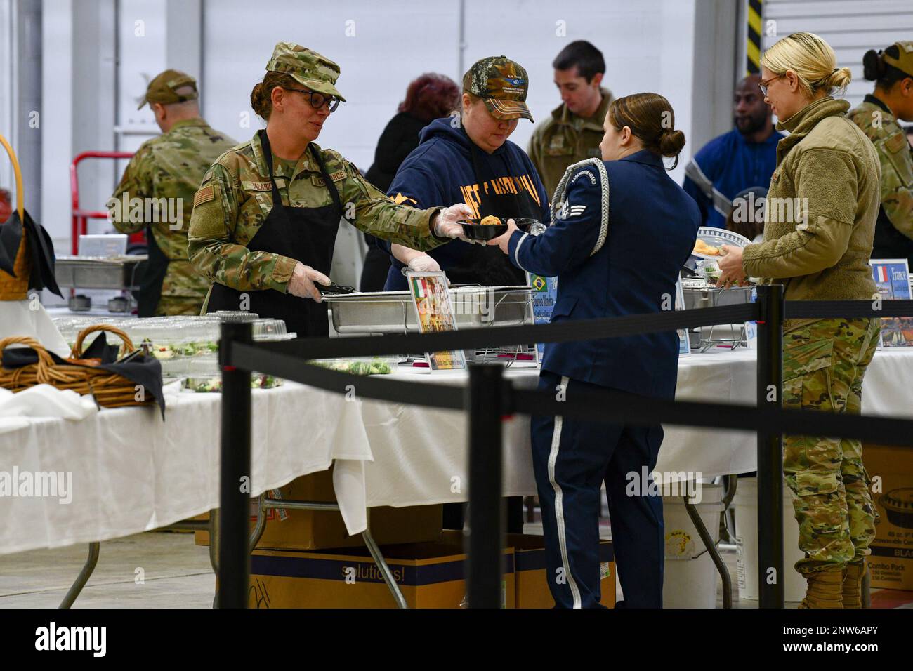 Prenota Citizen Airmen assegnato alla 910th Airlift Wing Walk attraverso la linea di servizio pranzo il 4 febbraio 2023, presso la Youngstown Air Reserve Station, Ohio. Il pranzo è stato servito in un hangar durante una giornata di carriera e diversità che ha riunito gli Airmen per celebrare le differenze etniche e culturali. Foto Stock