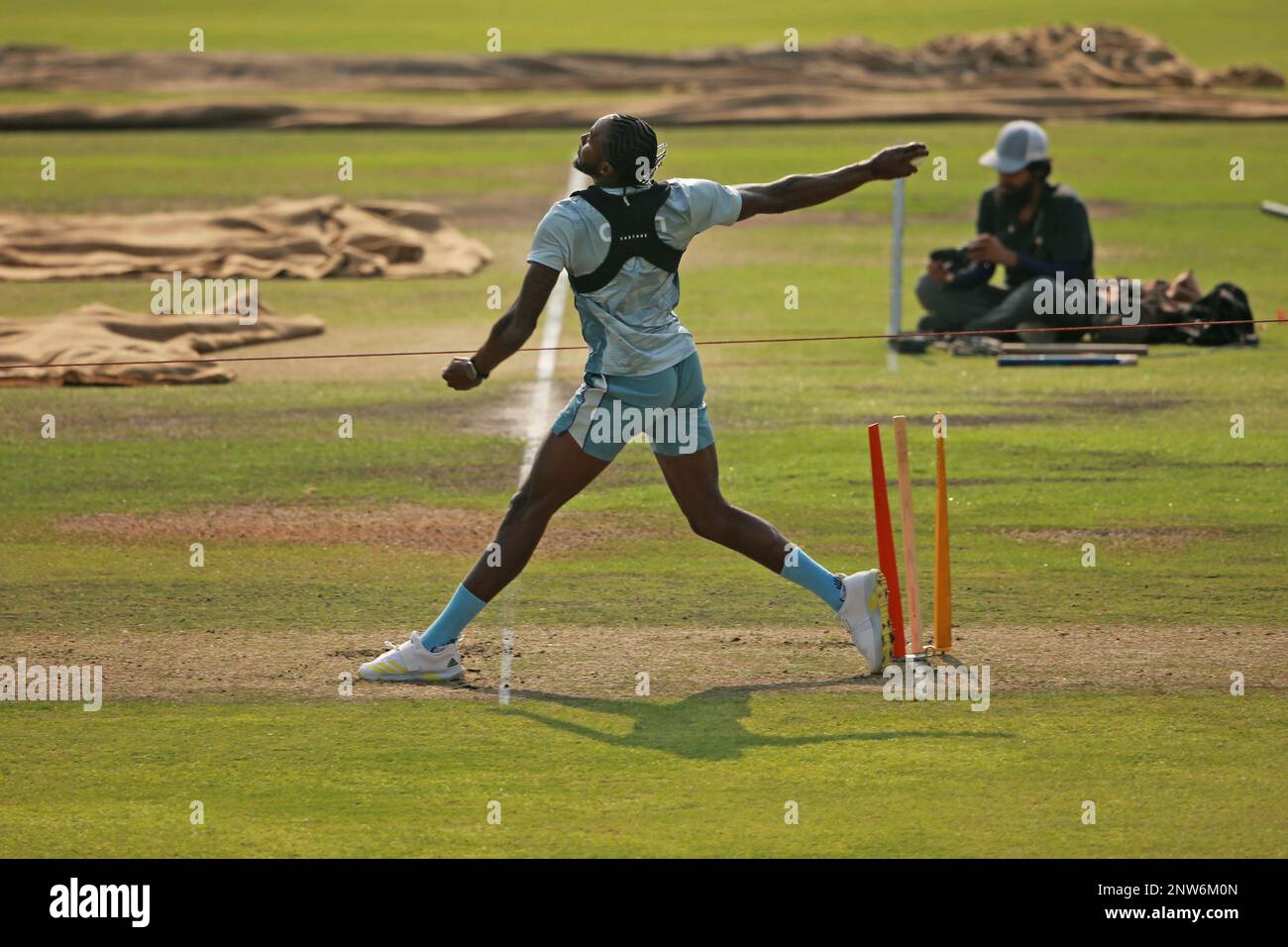 Inghilterra veloce Bowler Samuel Matthew Curran durante la pratica al Sher-e-Bangla National Cricket Stadium, Mirpur, Dhaka, Bangladesh. Il Jos Buttler-guidato si Foto Stock