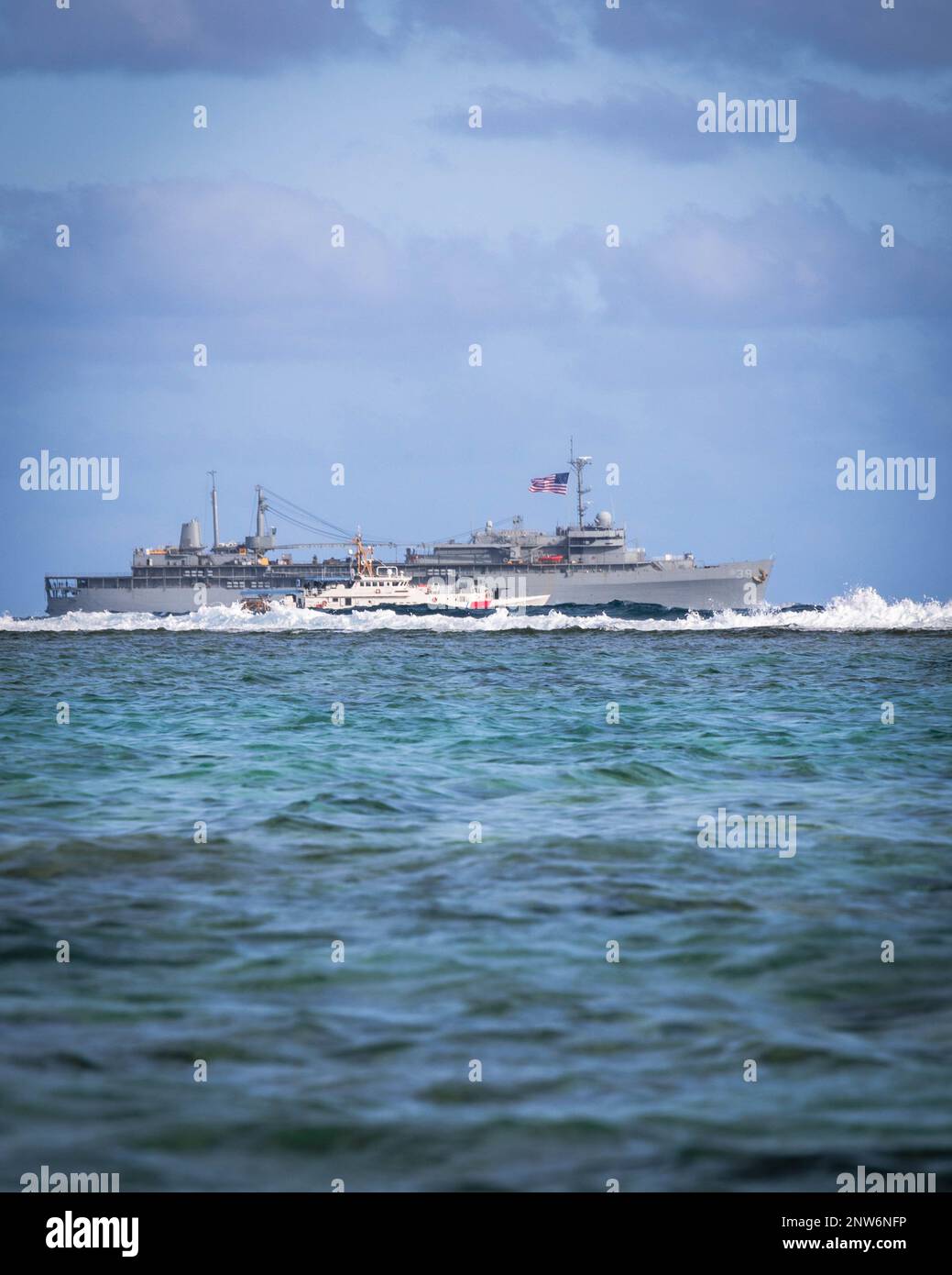 STATI UNITI Le navi della Marina e della Guardia Costiera con la Pacific Fleet navigano intorno alla costa durante la base del corpo dei Marine Camp Blaz Riattivazione e Naming Ceremony ad Asan Beach, National Historical Park, Asan, Guam, il 26 gennaio 2023. La cerimonia ha riconosciuto ufficialmente l'attivazione e la denominazione di Naval Support Activity, MCB Camp Blaz dopo la disattivazione di Marine Barracks Guam il 10 novembre 1992. MCB Camp Blaz è stato attivato amministrativamente il 1 ottobre 2020. È la prima base di recente costruzione per il corpo Marino dal 1952 e servirà come simbolo duraturo della continua collaborazione tra il ma Foto Stock