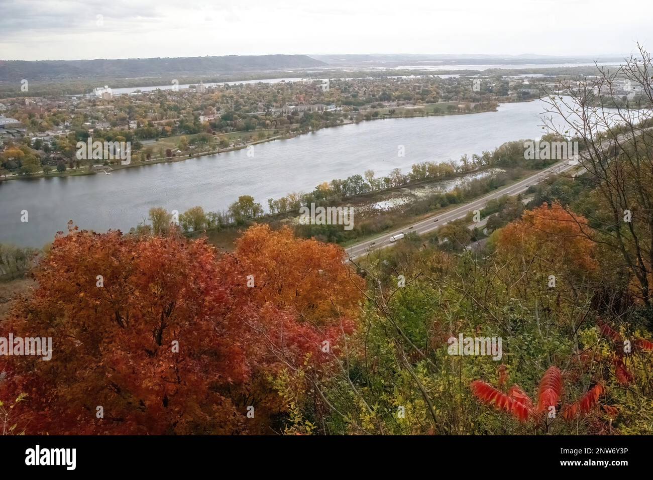 Vista della città di Winona, Minnesota USA da un'altezza di 575 piedi Dalla scogliera di Garvin Heights. Winona fu fondata nel 1851 dal Capitano Orrin Smith. Foto Stock