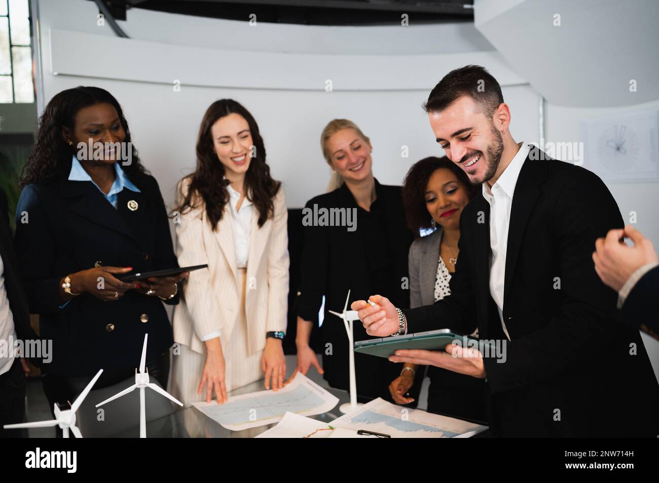 Gruppo multiculturale di ingegneri che lavorano insieme su un nuovo progetto di energia rinnovabile. Foto Stock