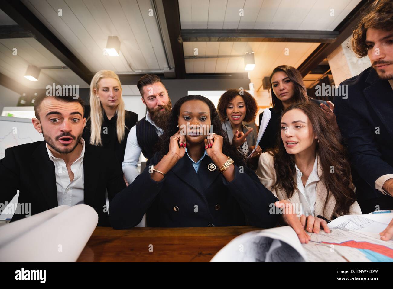 Elegante imprenditrice africana sottolineata dal lavoro perché i colleghi chiedono e mettono sotto pressione. Concetto Burnout. Foto Stock