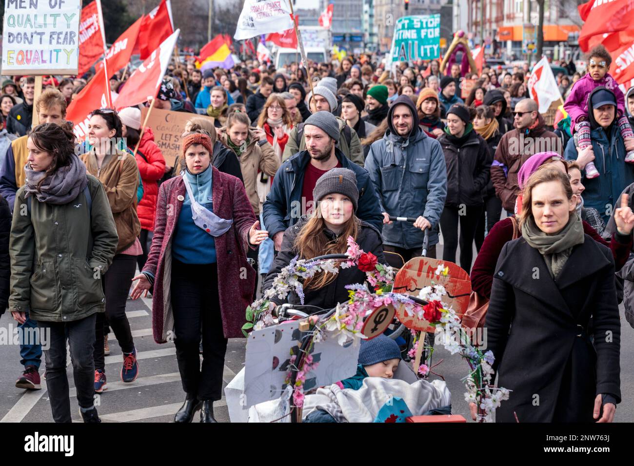 Berlino, Germania 3/8/2020 Una grande folla si presenta durante la manifestazione della Giornata Internazionale della Donna 8M a Berlino. Foto Stock