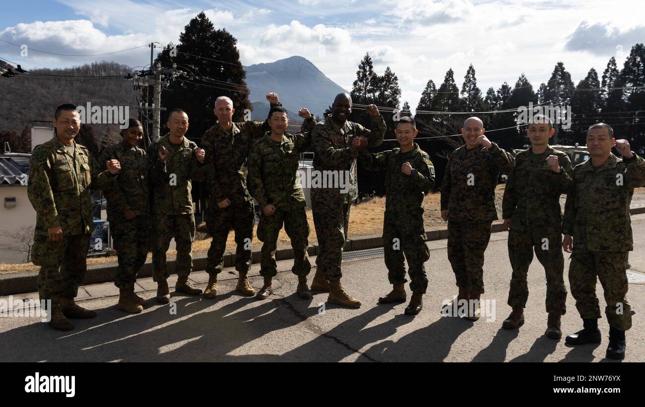 STATI UNITI Marine Corps and Amphibious Rapid Deployment Brigade senior arruolato consiglieri posare per una foto di gruppo durante un sergente simposio maggiore per Iron Fist 23 a Hijudai, Giappone, 17 febbraio 2023. L'incontro ha permesso ai leader di costruire relazioni e condividere le migliori pratiche sullo sviluppo e la guida per i marines e i soldati sotto il loro comando. Iron Fist è un esercizio bilaterale annuale destinato ad aumentare l'interoperabilità e a rafforzare le relazioni tra gli Stati Uniti Marine Corps, Stati Uniti Navy, la forza di autodifesa di terra del Giappone e la forza di autodifesa marittima del Giappone. Foto Stock