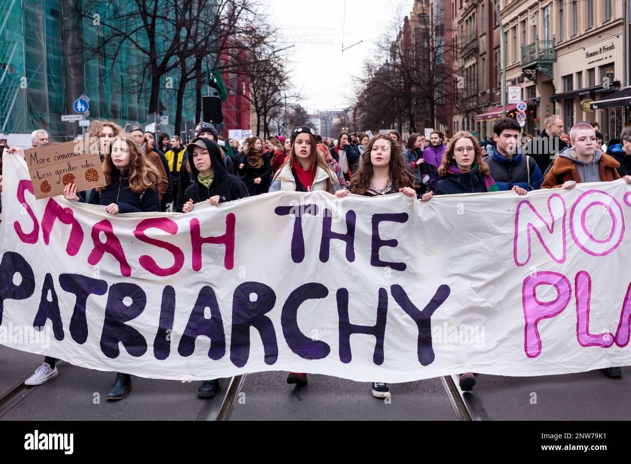 Berlino, Germania 3/8/2020 le donne marciano durante la dimostrazione del giorno dei combattimenti tenendo un grande banner di protesta. Giornata internazionale della donna 8M marzo Foto Stock