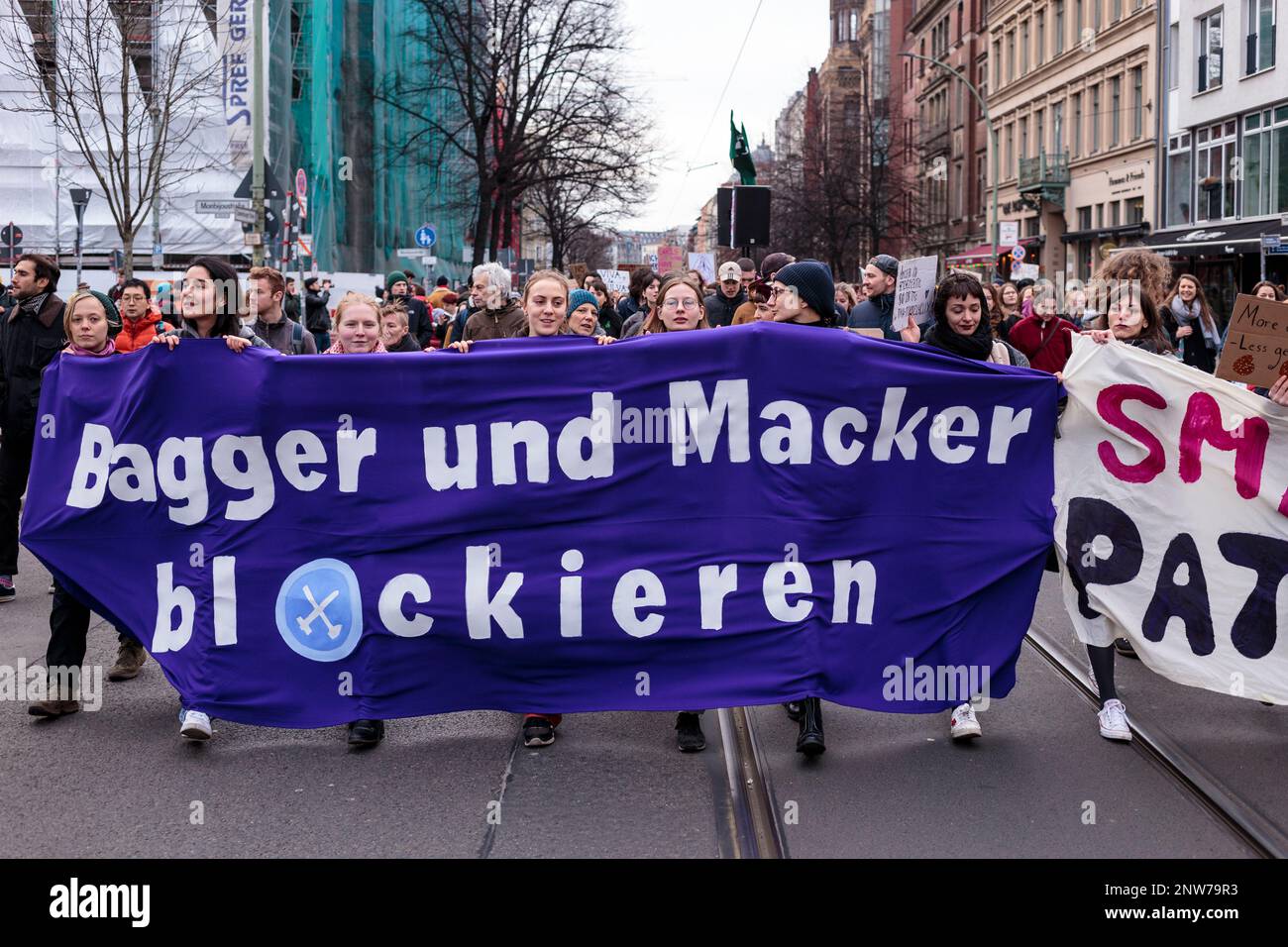 Berlino, Germania 3/8/2020 le donne marciano durante la dimostrazione del giorno dei combattimenti tenendo un grande banner di protesta in tedesco Foto Stock