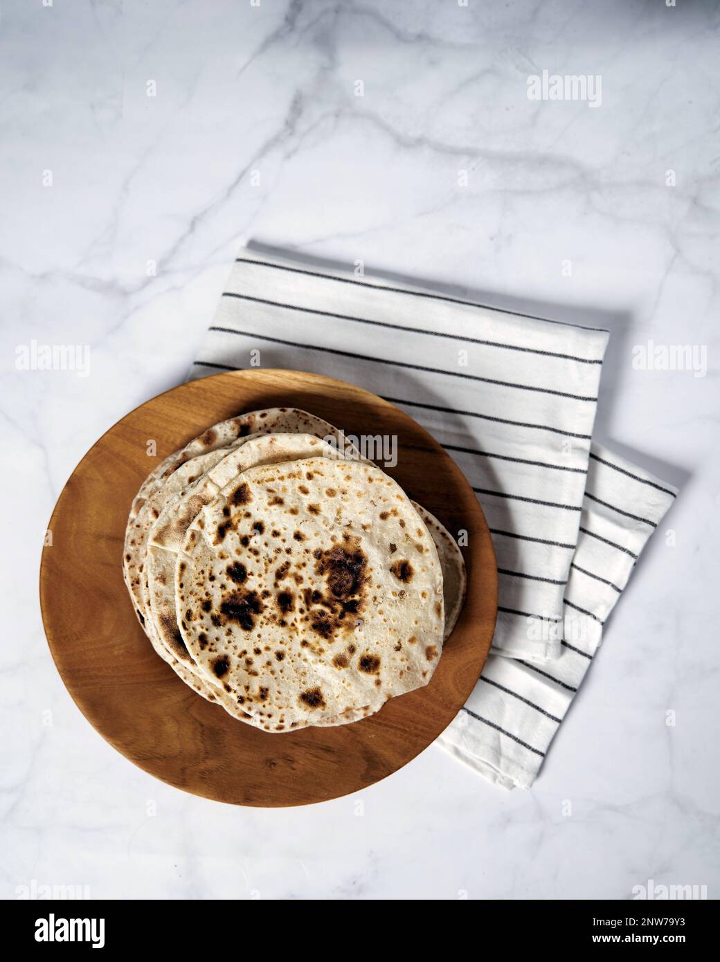 Pane pita arrosto su fondo bianco Foto Stock