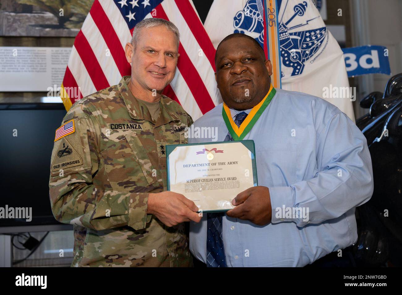 Eric Crawford, assistente esecutivo per 3rd divisione di fanteria dal 2012, riceve il Premio superiore di servizio civile dal Gen. Charles D. Costanza, comandante generale di 3rd ID, durante una cerimonia di congedo a Fort Stewart, Georgia, 6 gennaio 2023. Eric Crawford ha incontrato e mentore molti soldati Dogface da quando ha iniziato a lavorare presso la divisione. Si trasferirà in un nuovo lavoro presso l'Anniston Army Depot di Anniston, Alabama, dove assumerà la carica di Assistente amministrativo. Foto Stock