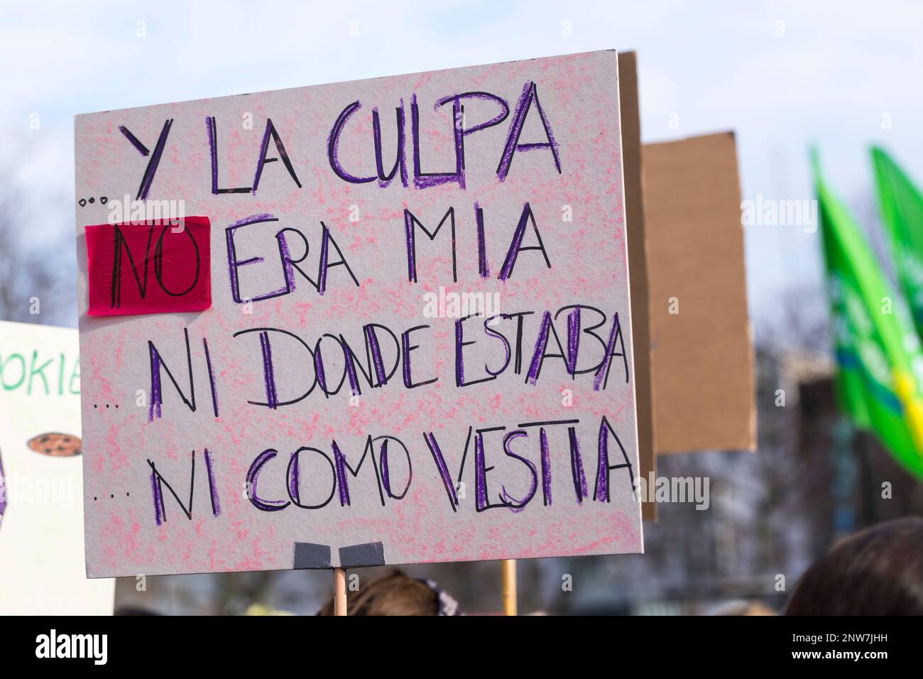 Berlino Germania 3/8/2020 Giornata internazionale della donna marzo, segno di protesta di fortuna in spagnolo: “E non è colpa mia dove ero o come mi vestivo”. Foto Stock