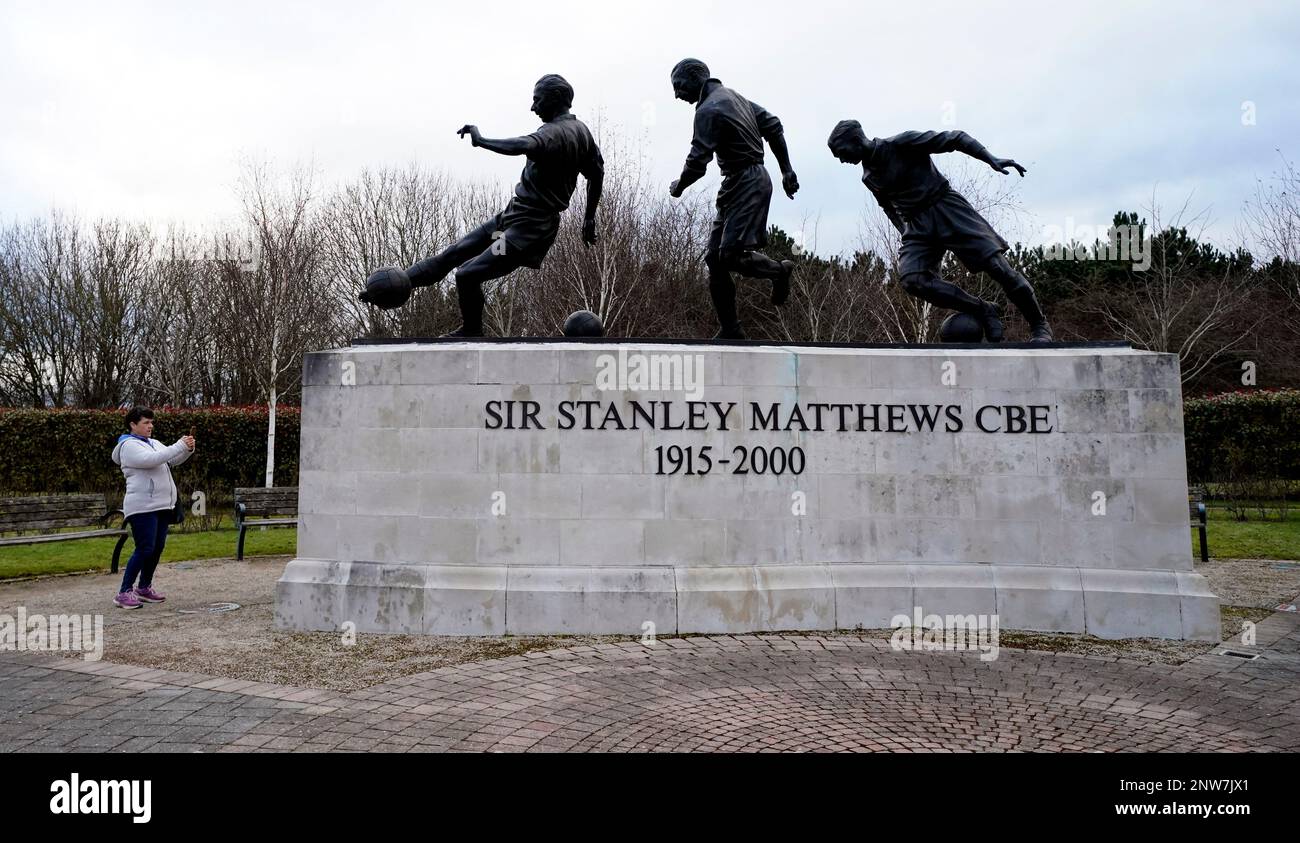 Stoke, Inghilterra, 28th febbraio 2023. Un fan scatta una foto della statua di Sir Stanley Matthews prima della partita della fa Cup al Bet365 Stadium di Stoke. Il credito di immagine dovrebbe essere: Andrew Yates / Sportimage Foto Stock