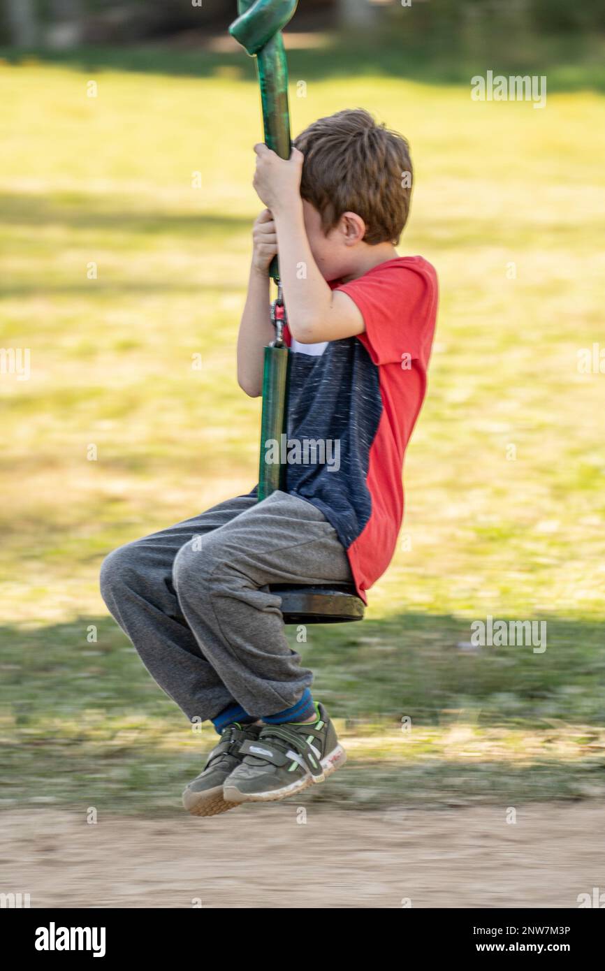 Bambini che si divertono sulla zip line nel parco Foto Stock