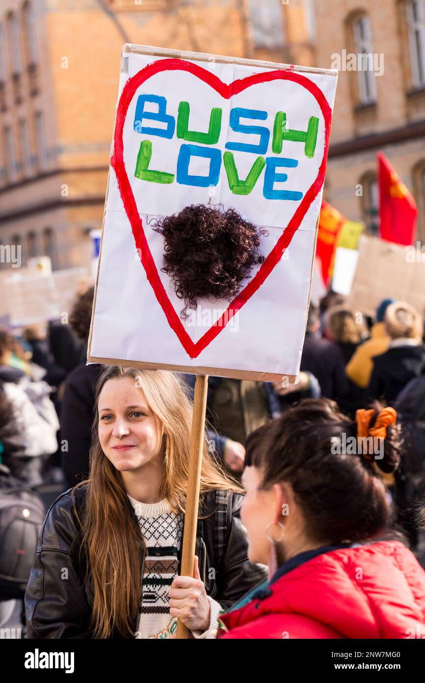 Berlino, Germania 3/8/2020 Giornata internazionale della donna marzo. Una giovane donna ha un segno di protesta improvvisato che recita “l’amore del cespuglio”. Donne giorno di combattimento 8M Foto Stock