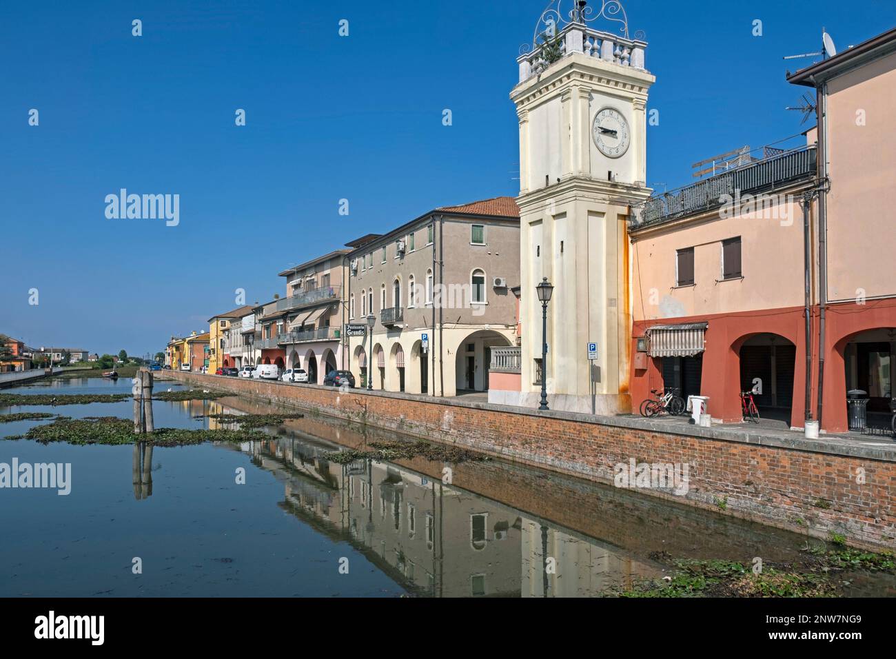 Canale di Loreo / canale di Loreo e il campanile civico nel borgo di Loreo, Provincia di Rovigo, Veneto, Italia Foto Stock