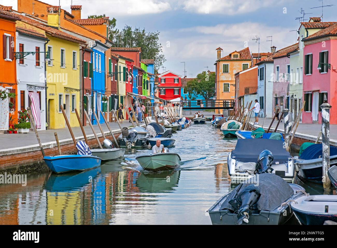 Case dai colori vivaci lungo il canale di Burano, isola nella laguna veneta vicino a Venezia, Veneto, Italia settentrionale Foto Stock