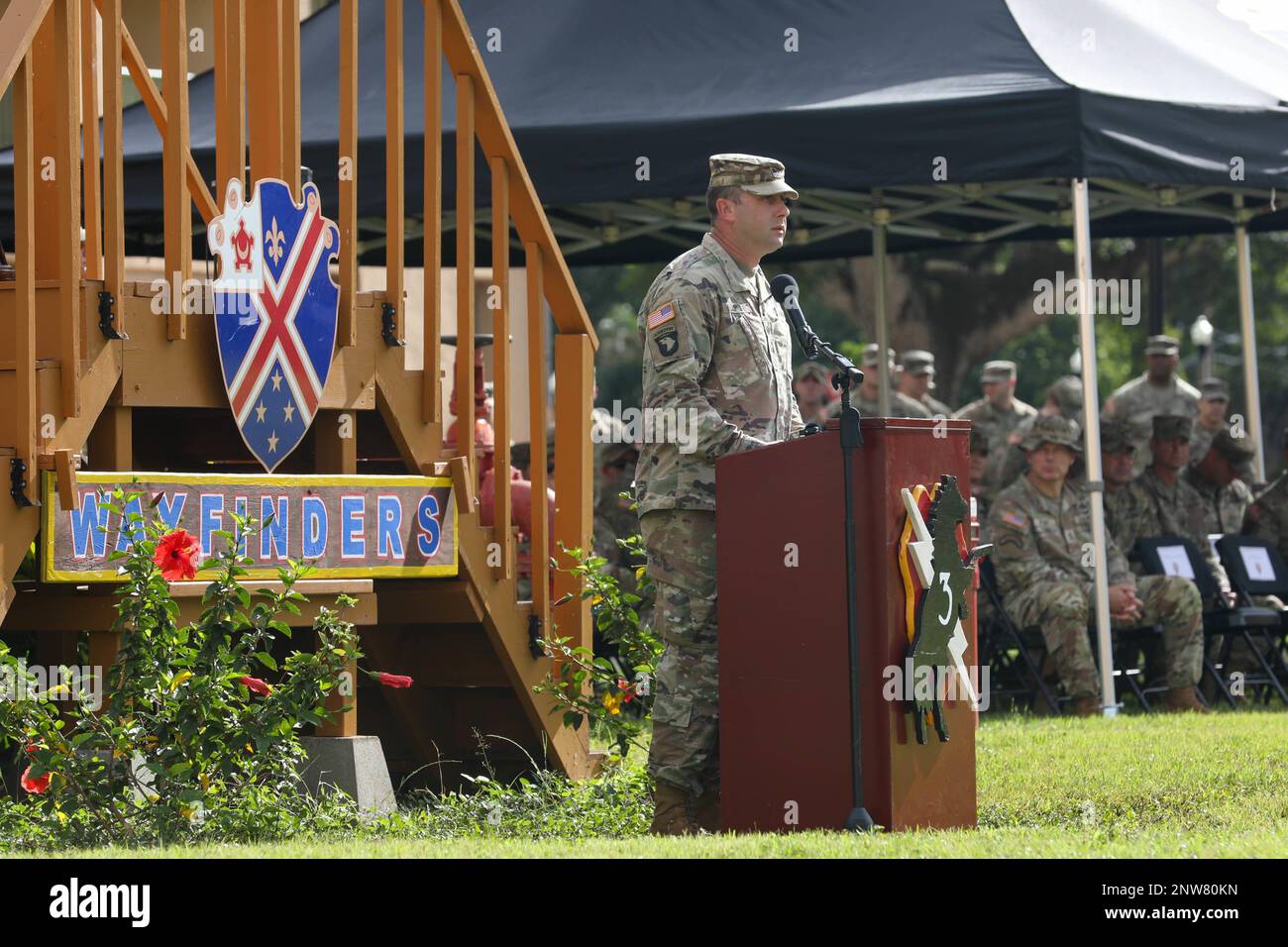 STATI UNITI Giosuè Long, comandante del Battaglione ingegnere della Brigata 29th, 3rd squadra di combattimento della Brigata di Fanteria, 25th divisione di Fanteria, parla durante una cerimonia di cambio di responsabilità nella caserma di Schofield, Hawaii, 6 gennaio 2023. Il comando Sgt. Maj. Joseph ingle ha ceduto la responsabilità al comando Sgt. Maj. Nicholas Ochs dopo aver tenuto la posizione per 26 mesi. Foto Stock