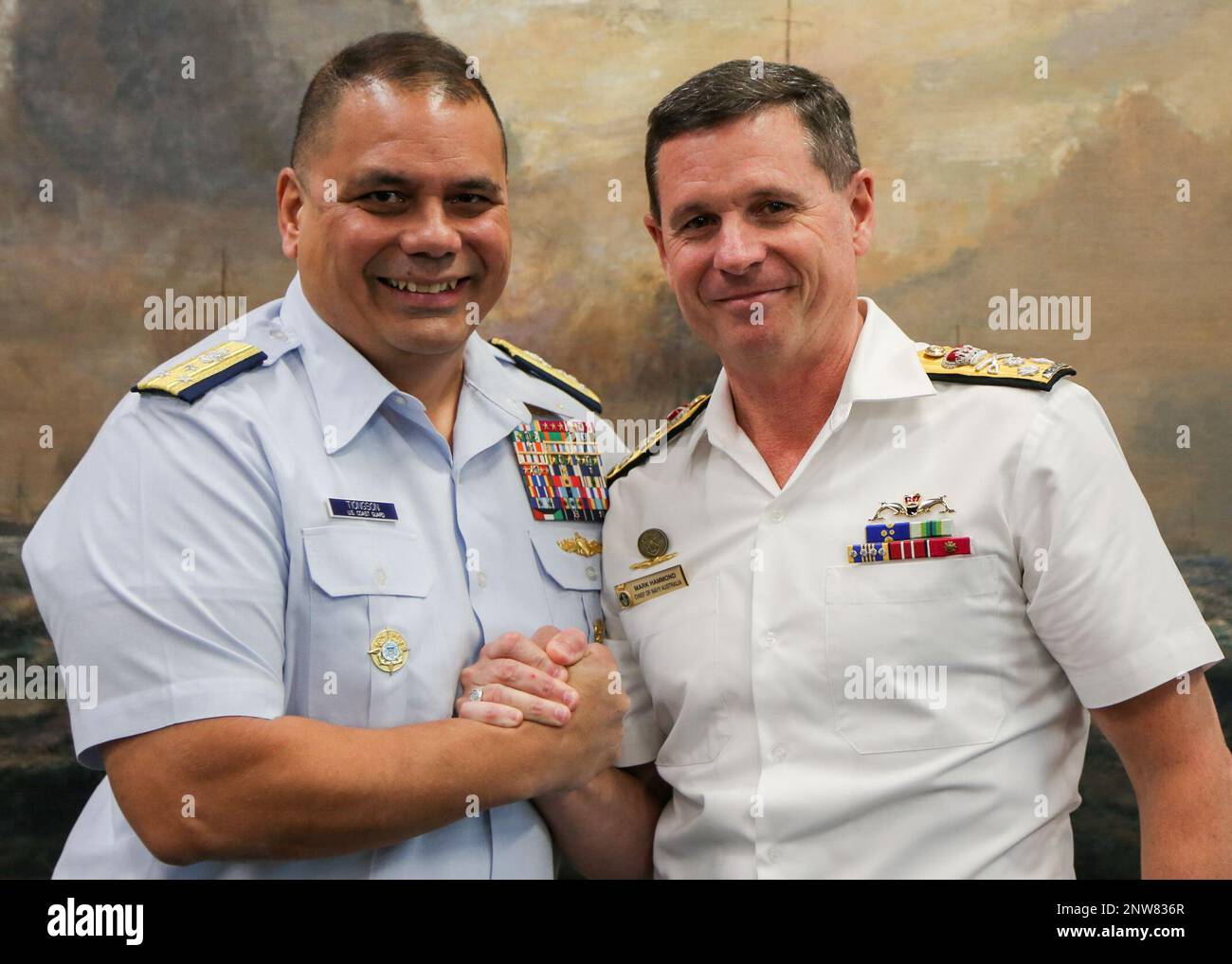 STATI UNITI Andrew Tiongson, Vice della Guardia Costiera, scuote le mani con il Vice ADM Mark Hammond, AM, Royal Australian Navy, Capo della Marina, a Canberra, Australia, 7 febbraio 2023. Tiongson e Hammond hanno discusso i modi per sviluppare le loro partnership all'interno delle organizzazioni e come assistersi reciprocamente per incoraggiare un libero e aperto Indo-Pacific. Foto Stock