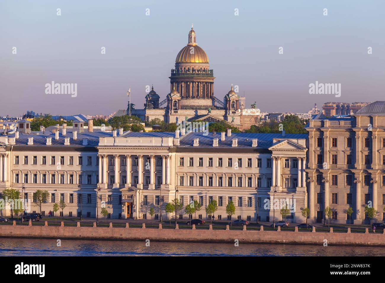 Paesaggio urbano di San Pietroburgo, Russia. La costa del fiume Neva, la cupola dorata della Cattedrale di Sant'Isacco è sullo sfondo Foto Stock