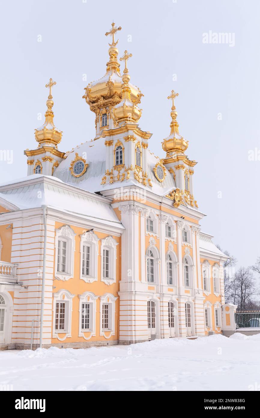 Chiesa dei Santi Pietro e Paolo in una giornata invernale. Peterhof, St Petersburg, Russia. Foto verticale. Fu costruita nel 1747-1751 dall'architetto Rastrelli Foto Stock
