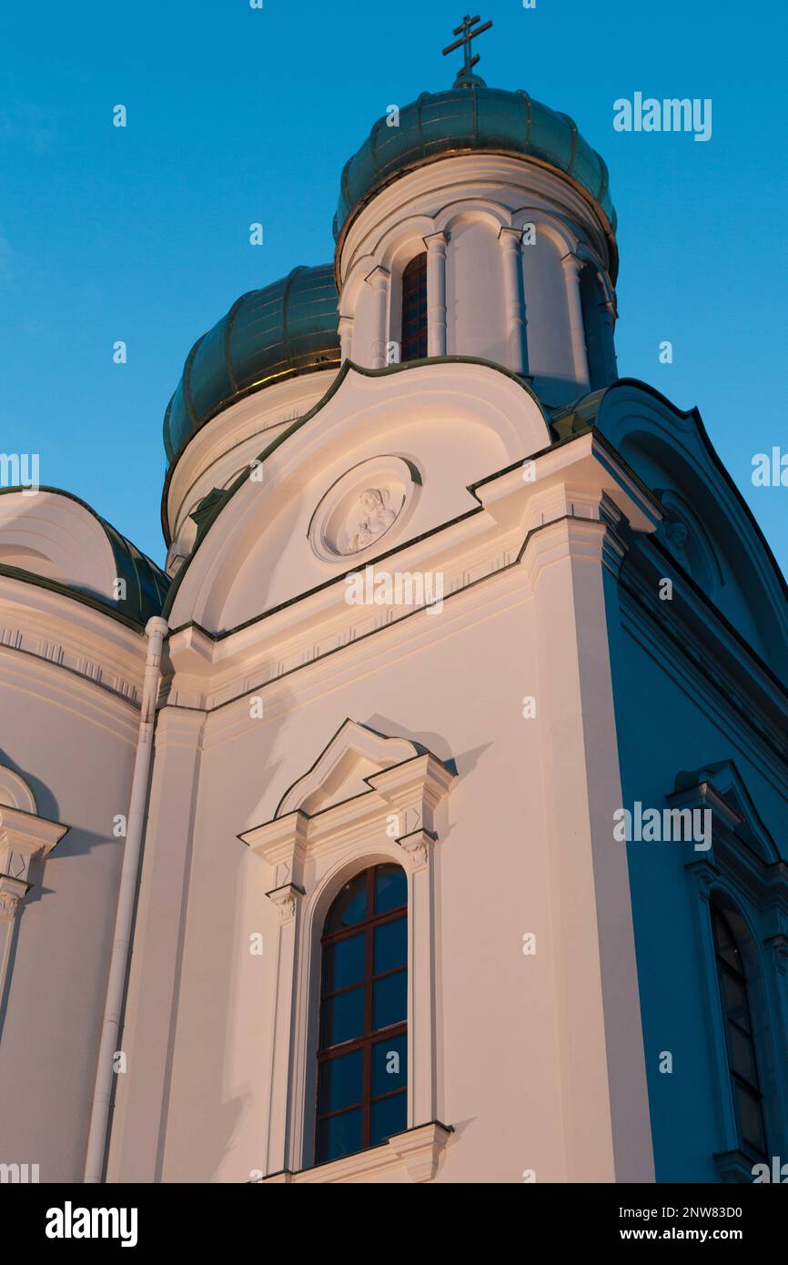 Cattedrale del Santo Grande Martire Caterina di notte. Foto verticale. La cattedrale fu costruita nel 1835-1840 secondo il disegno di Konstantin Ton Foto Stock