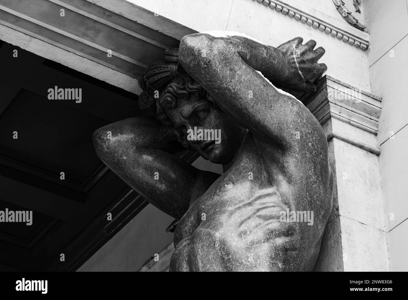 Statua dell'Atlante in granito nero, architettura classica di San Pietroburgo, Russia. Foto in bianco e nero Foto Stock