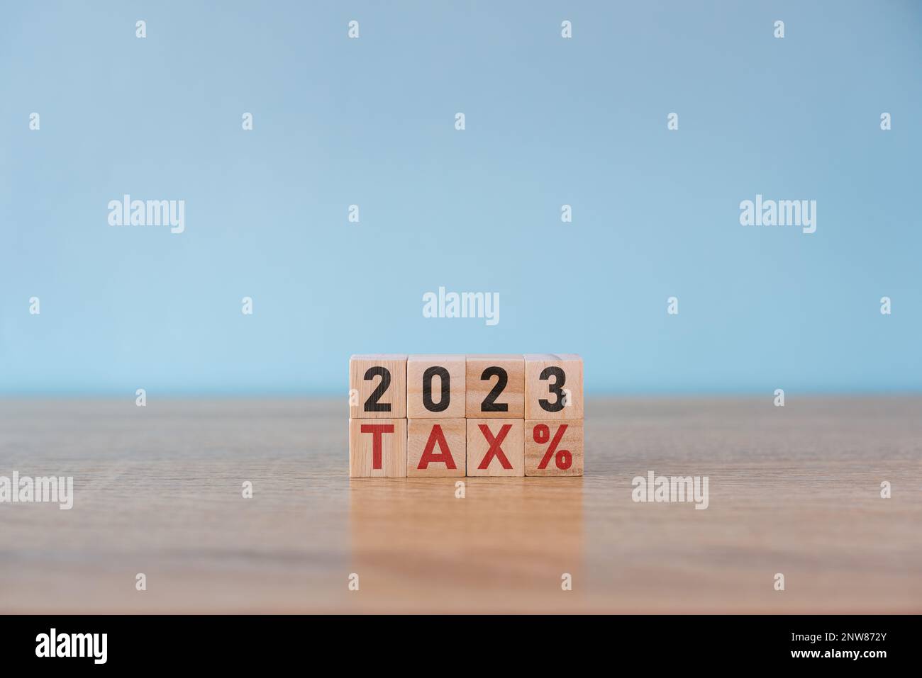 Tassa e numero 2023 su blocco di legno. Pagare le tasse in 2023 anni. Il nuovo concetto di imposta del 2023. Dichiarazione dei redditi. Foto Stock