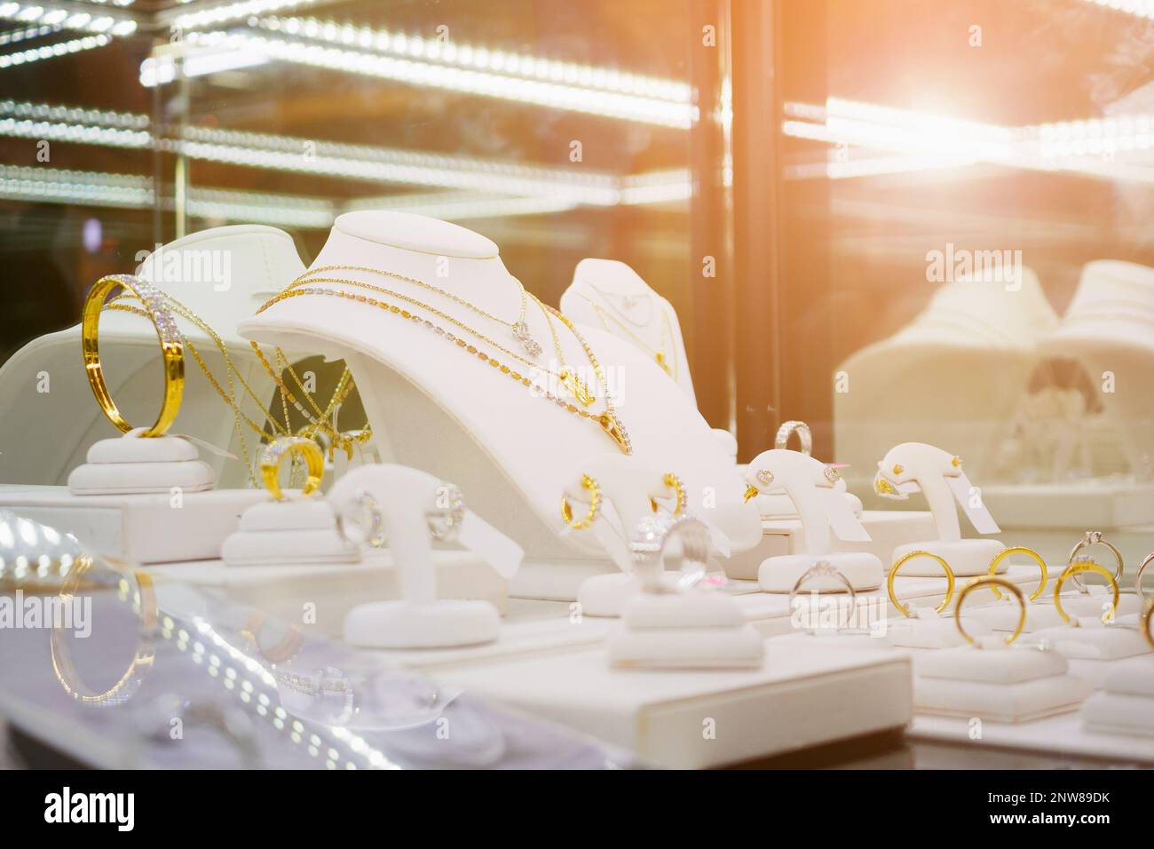 Gioielleria oro diamante negozio con anelli e collane vetrina di lusso  negozio al dettaglio vetrina Foto stock - Alamy